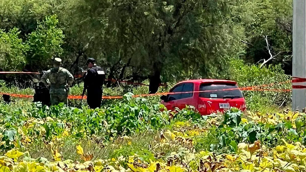 encuetnran cuerpo al interior de auto en Tehuacán